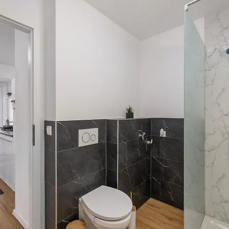 Schoene Gartenwohnung, Modern, W-lan Апартаменты