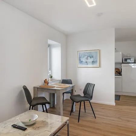 Schoene Gartenwohnung, Modern, W-lan * Альбштадт