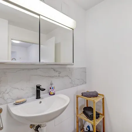 Schoene Gartenwohnung, Modern, W-lan Апартаменты