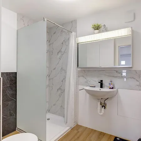 Schoene Gartenwohnung, Modern, W-lan